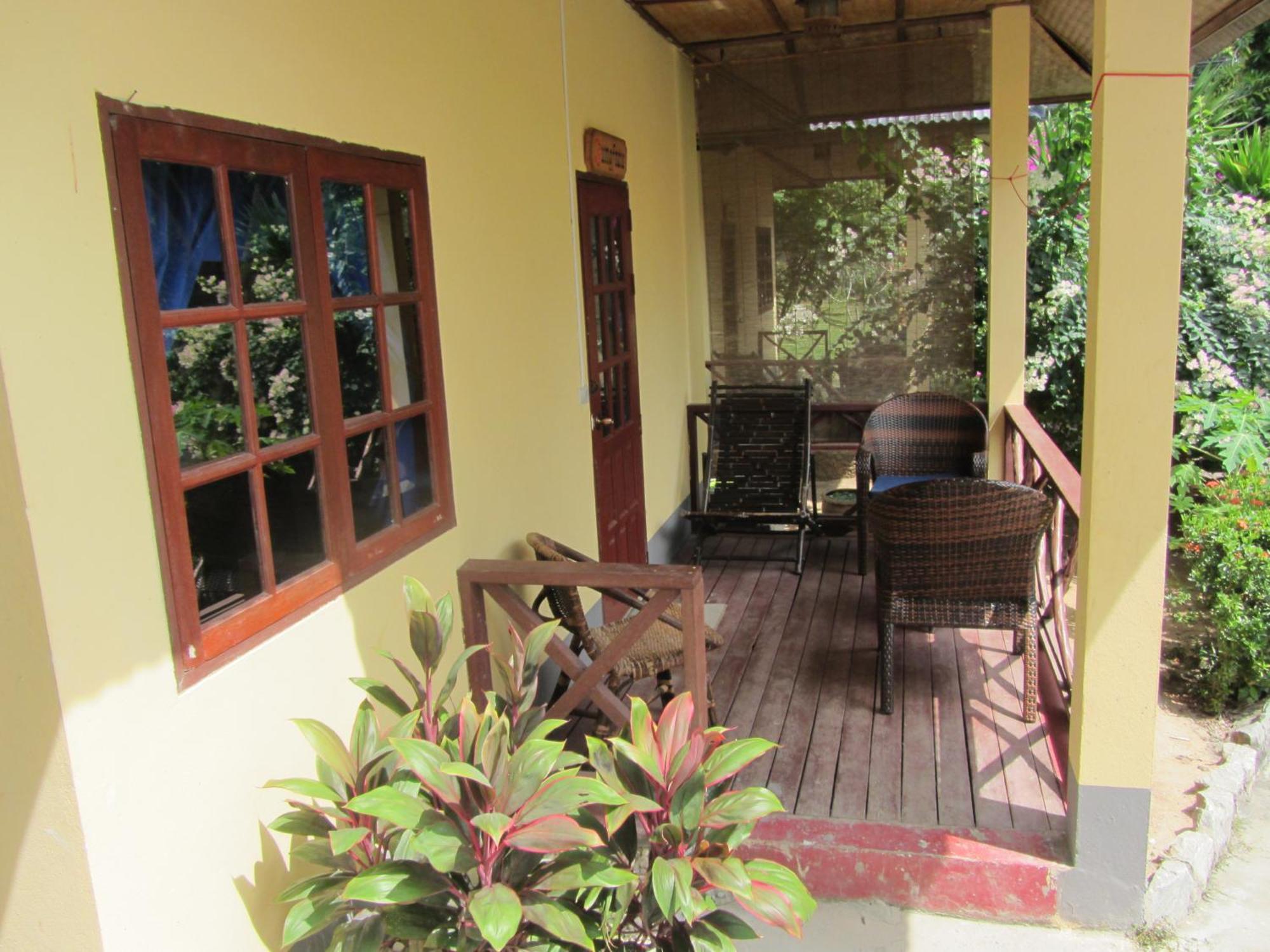 Flower Paradise Bungalows & Swiss Restaurant Roestiland Lamai Beach  Room photo