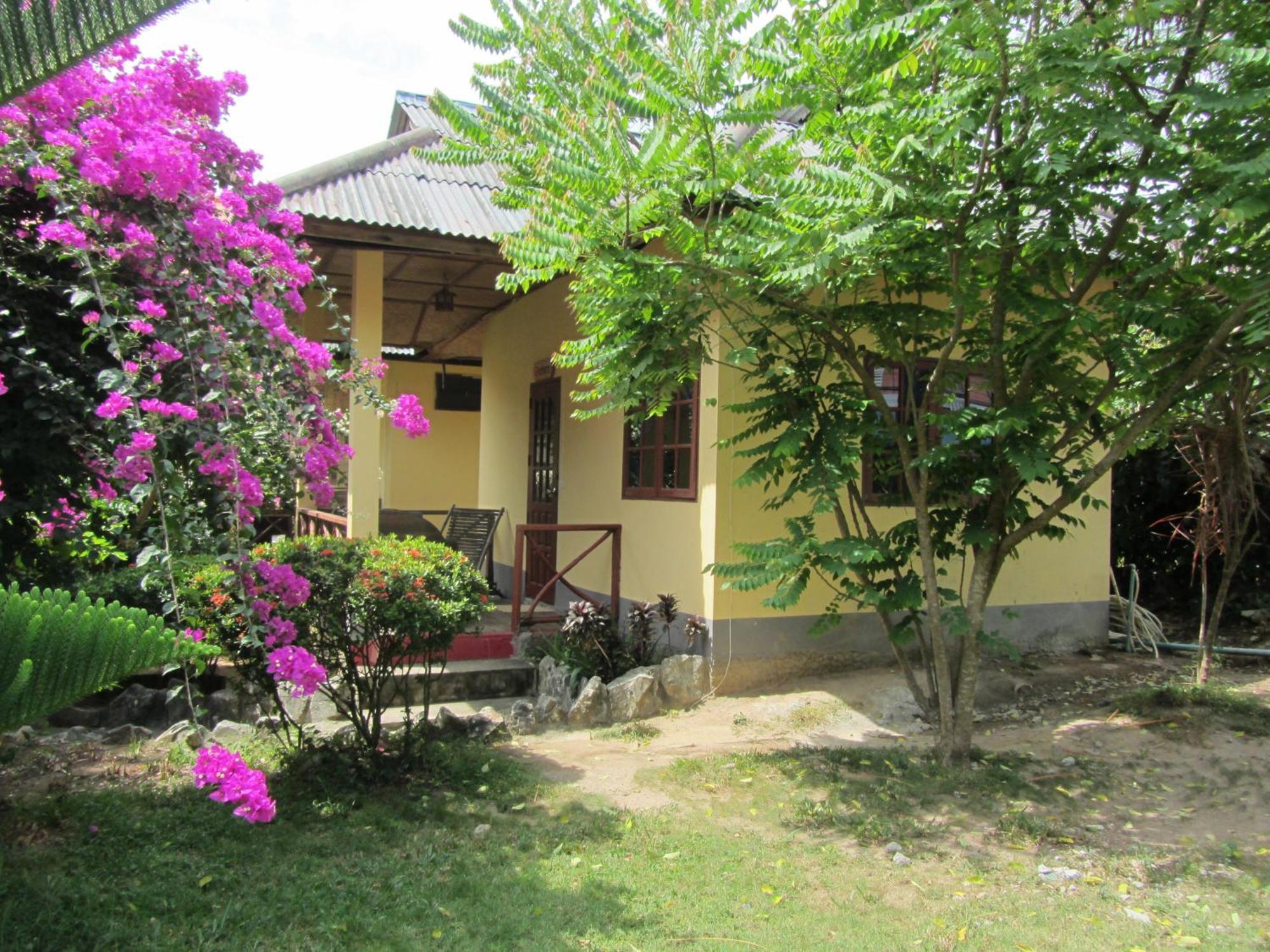 Flower Paradise Bungalows & Swiss Restaurant Roestiland Lamai Beach  Room photo